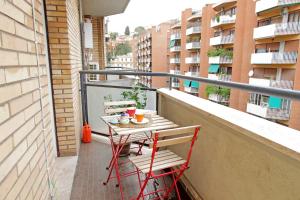 een balkon met een tafel en stoelen bij Casa Trastevere in Rome