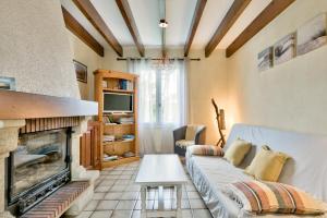 ein Wohnzimmer mit Couch und Kamin in der Unterkunft Lanton - 700m plage - Extérieur et charme in Cassy