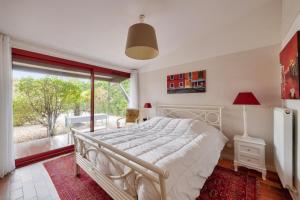 Un pat sau paturi într-o cameră la Detente et plage a Andernos-les-Bains