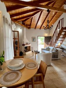 sala de estar con techo de madera y mesa en Homey Stoupa, Mani, en Stoupa