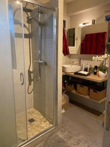 uma casa de banho com um chuveiro e uma porta de vidro em Superbe Maison avec Terrasse près de PARIS (RER A) em Carrières-sur-Seine
