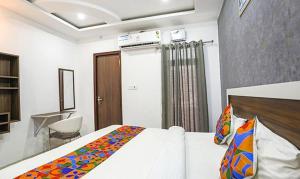 um quarto com uma cama e uma secretária. em VINAYAK GUESTHOUSE em Lucknow