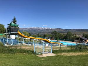 a slide at a water park with a pool at Bonita Planta baja en Err con wifi in Err