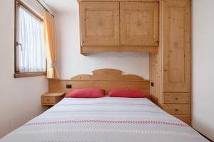 Un pat sau paturi într-o cameră la Residence Larice Bianco App n4