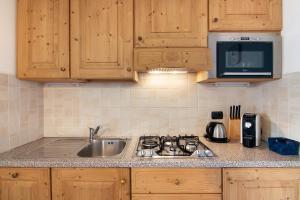 Kitchen o kitchenette sa Residence Larice Bianco App n4