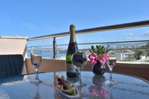 una mesa con una botella de vino y dos copas en Galini Sea View, en Agia Marina de Nea Kydonia