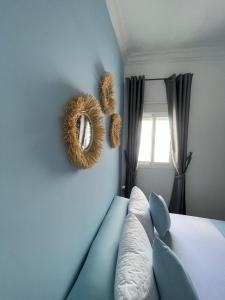 1 dormitorio con 1 cama con espejo en la pared en Casa Marwan en Tetuán