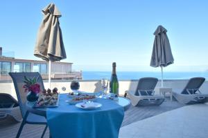 O vedere generală la mare sau o vedere la mare
luată din acest hotel