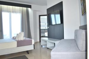 Un pat sau paturi într-o cameră la Galini Sea View Hotel