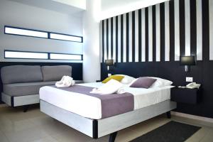 Un pat sau paturi într-o cameră la Galini Sea View Hotel