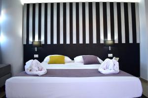 Un pat sau paturi într-o cameră la Galini Sea View Hotel