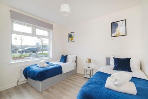 En eller flere senger på et rom på Heads-On-Beds Rainham Essex - 4Bedrooms with Garden