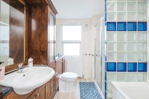 a bathroom with a sink and a toilet and a tub at Heads-On-Beds Rainham Essex - 4Bedrooms with Garden in Rainham