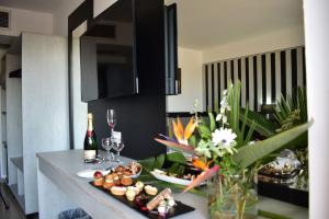 O bucătărie sau chicinetă la Galini Sea View Hotel