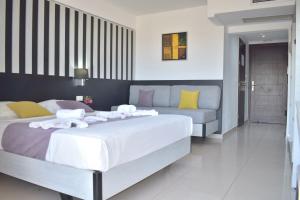Un pat sau paturi într-o cameră la Galini Sea View Hotel