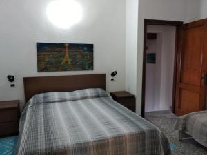 A casa di Pietro : غرفة نوم بسرير ودهان على الحائط