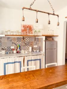 eine Küche mit einem Holztisch und einem Kühlschrank in der Unterkunft ‘’Perla Marina’‘ in Levanto