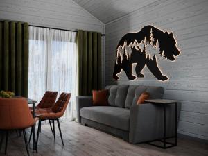 een woonkamer met een beer bord op de muur bij Zaliv in Strasheve