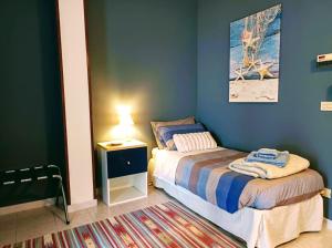 - une petite chambre avec un lit et une table de nuit dans l'établissement Gli Orti sul mare 1, à Bordighera