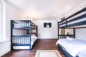 Cette chambre comprend 2 lits superposés et du parquet. dans l'établissement Quaint and Spacious Piccadilly Sleep 6 VRD, à Londres