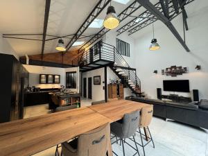 Kuchyň nebo kuchyňský kout v ubytování Le Garage des 24 Heure - 10pers - Circuit Bugatti - Rêve au Mans