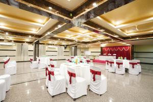 バンガロールにあるVista Suites, Bangaloreの白いテーブルと赤い弓の宴会場 +45枚の写真