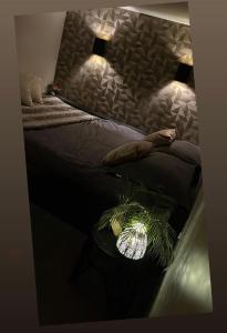 una donna sdraiata su un letto con un tavolo con piante di Priscilla’s bed&wellness a Eindhoven