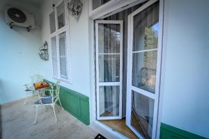 une pièce vide avec une fenêtre et une chaise dans l'établissement Casa Barițiu, à Braşov