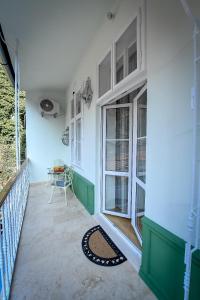 - un balcon d'une maison avec une table et des fenêtres dans l'établissement Casa Barițiu, à Braşov