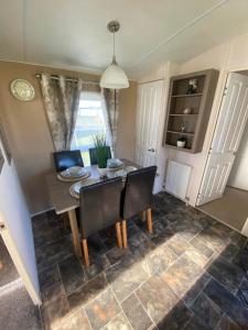 Prostor za sedenje u objektu Impeccable 2-Bed Lodge in Ashington