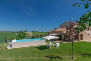 een huis met een zwembad in een tuin bij [Villa Luxury] Piscina BBQ Free Parking in Capodarco