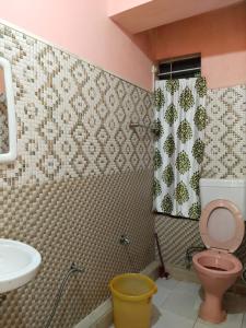 łazienka z toaletą i umywalką w obiekcie Balaji Continental w mieście Shillong