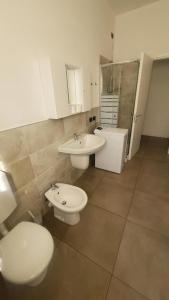 uma casa de banho com um WC, um bidé e um lavatório. em Bergamo Centro Residence em Bérgamo