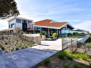 une maison avec une clôture devant elle dans l'établissement La Grande Terrasse Hotel&Spa La Rochelle MGallery Hotel Collection, à Châtelaillon-Plage