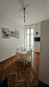 ein Esszimmer mit einem weißen Tisch und Stühlen in der Unterkunft Appartamenti Fiore in Sanremo