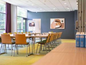 einen Konferenzraum mit einem langen Tisch und Stühlen in der Unterkunft ibis Styles Troyes Centre in Troyes