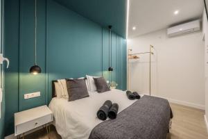 - une chambre dotée d'un grand lit avec des chaussures dans l'établissement Luxe Apartment in Malasaña Hub, à Madrid