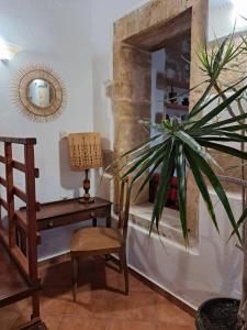 una habitación con una silla, una mesa y una planta en Villa Nama, en Kissamos