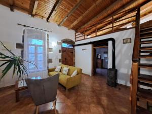 基薩莫斯的住宿－Villa Nama，客厅设有黄色沙发和壁炉