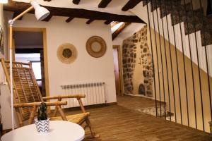 una habitación con una mesa, una silla y una mesa y una habitación con en La Casa del Castell, en Horta de Sant Joan