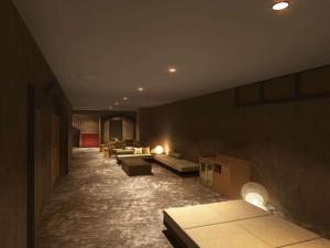 ein Wohnzimmer mit Sofas und Tischen in einem Zimmer in der Unterkunft Mercure Noto Resort & Spa in Shika