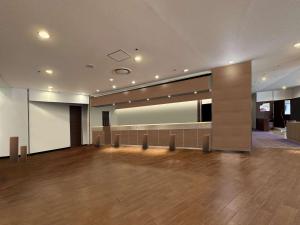 une grande chambre avec une piste de danse dans un bâtiment dans l'établissement Mercure Noto Resort & Spa, à Shika