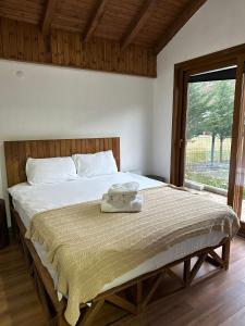 ein Schlafzimmer mit einem Bett und einem Handtuch darauf in der Unterkunft Haremi Garden Suit Bungalows in Tokat