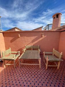 twee stoelen en een tafel op een patio bij Riad Sana in Marrakesh