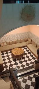 een woonkamer met een bank en een tafel bij Riad Sana in Marrakesh