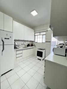 Кухня или мини-кухня в Apartamento 4 quartos, 3 banheiros, vista para o mar Pitangueiras, sacada, 1 vaga de garagem, apenas 50 metros do mar
