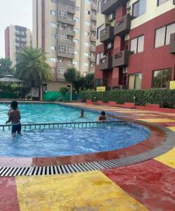 ブリンダーバンにあるZenRoofs - Brij Bhumi Haven 2の建物内のスイミングプールでの宿泊2名分