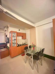 ブリンダーバンにあるZenRoofs - Brij Bhumi Haven 2のダイニングルーム(ガラスのテーブル、椅子付)