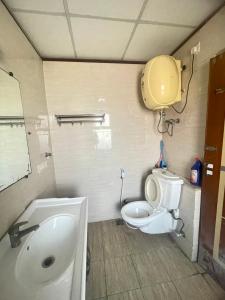 ブリンダーバンにあるZenRoofs - Brij Bhumi Haven 2の白い洗面台とトイレのあるバスルーム