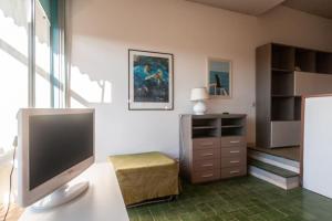 a room with a computer monitor on a desk at Monolocale CM in Follonica